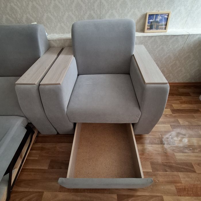 Продам угловой диван с креслом