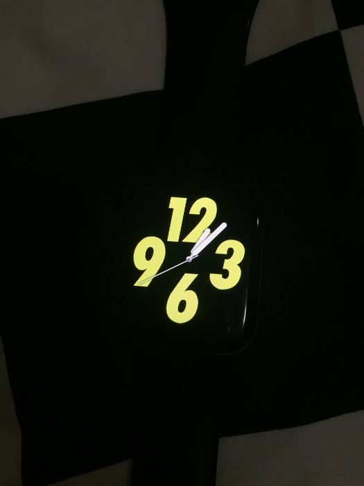 Умные часы Apple Watch Series 6 с алюминиевым корпусом размером 44 мм.