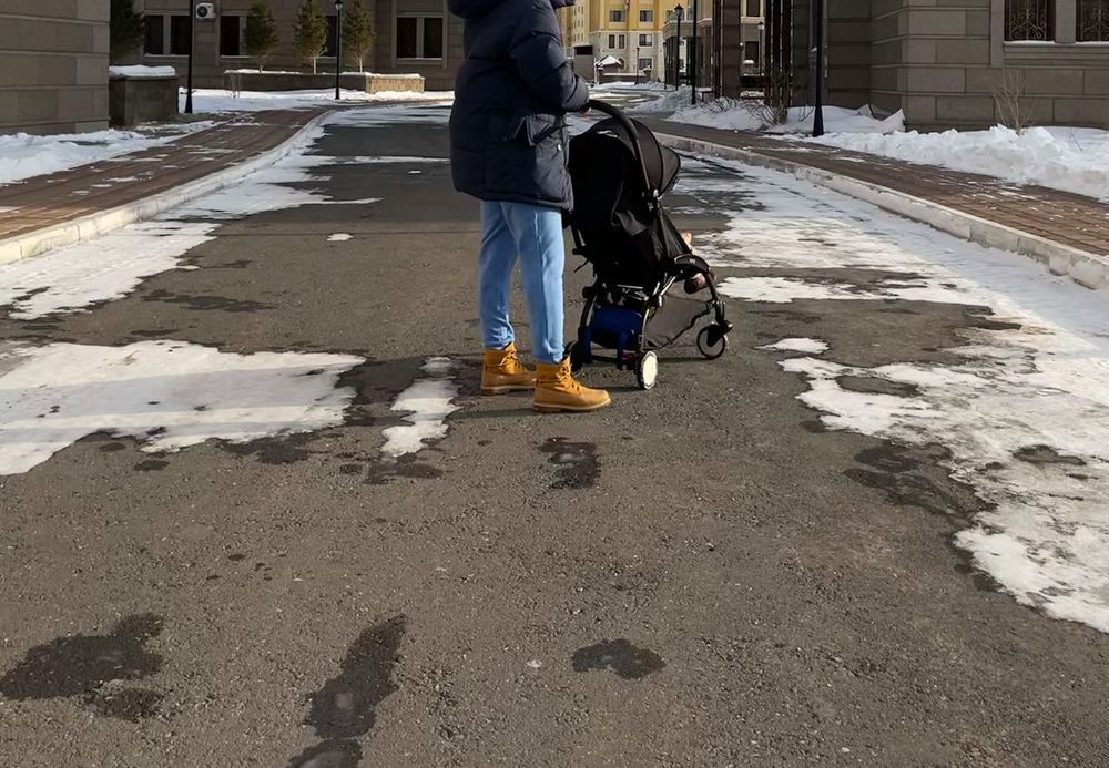 Кроссовки женские