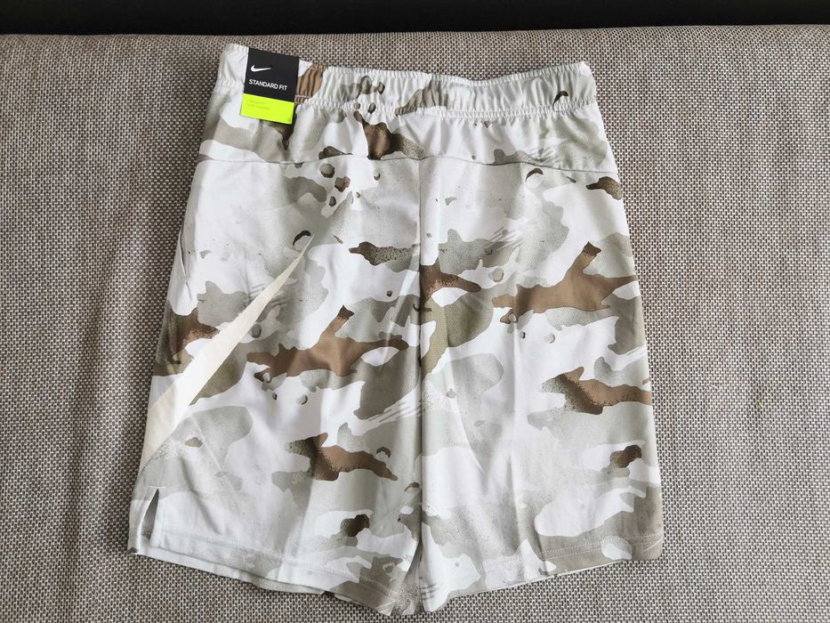 Камуфлажни къси панталони NIKE