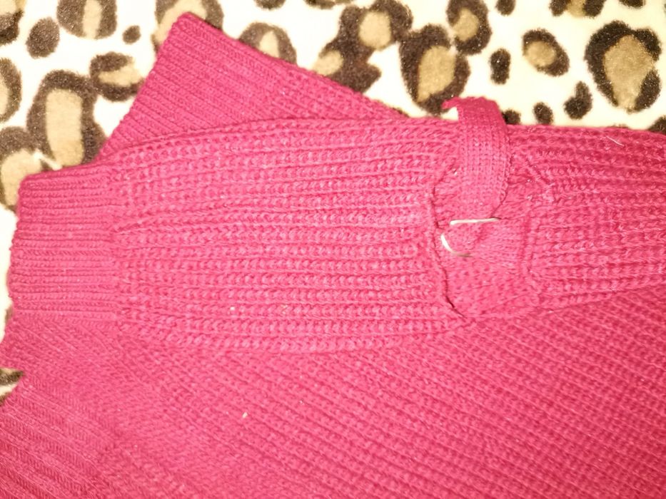 Cardigan nou fără eticheta, de culoare caramizie