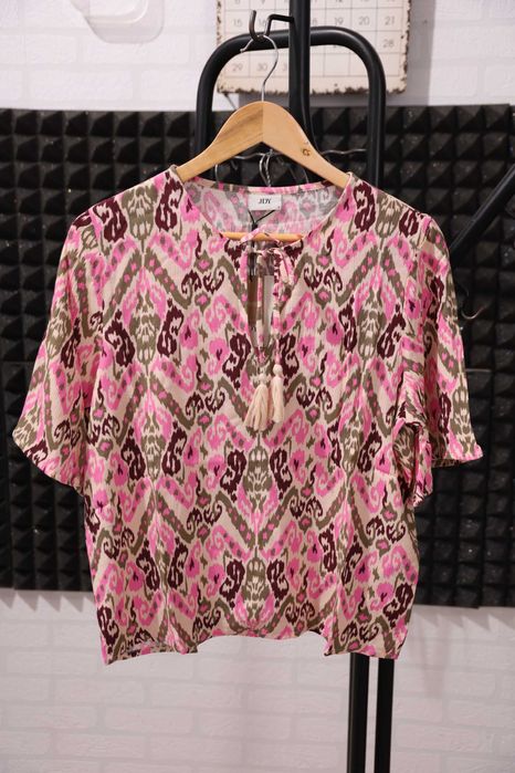 Top damă JDY Bree, print floral roz/bej, ciucuri decolteu, mărime M, nou în ambalaj