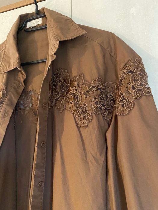 Кафява риза с дантела