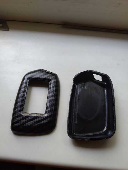 avtomobil kaliti uchun karbon ko‘rinishidagi plastik g‘ilof.