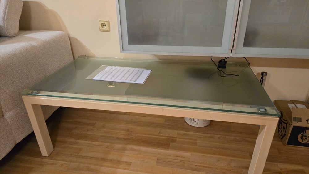 Маса за хранене и холна маса- стъклени, с крака в цвят бреза, използвани, но в добро състояние