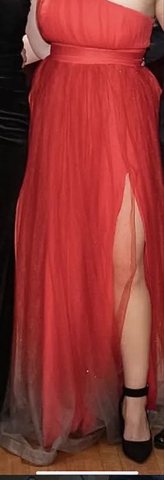 Rochie roz cu slipici și detalii elegante pentru ocazii