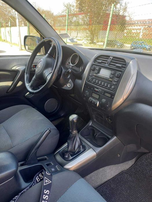 продавам Toyota Rav4