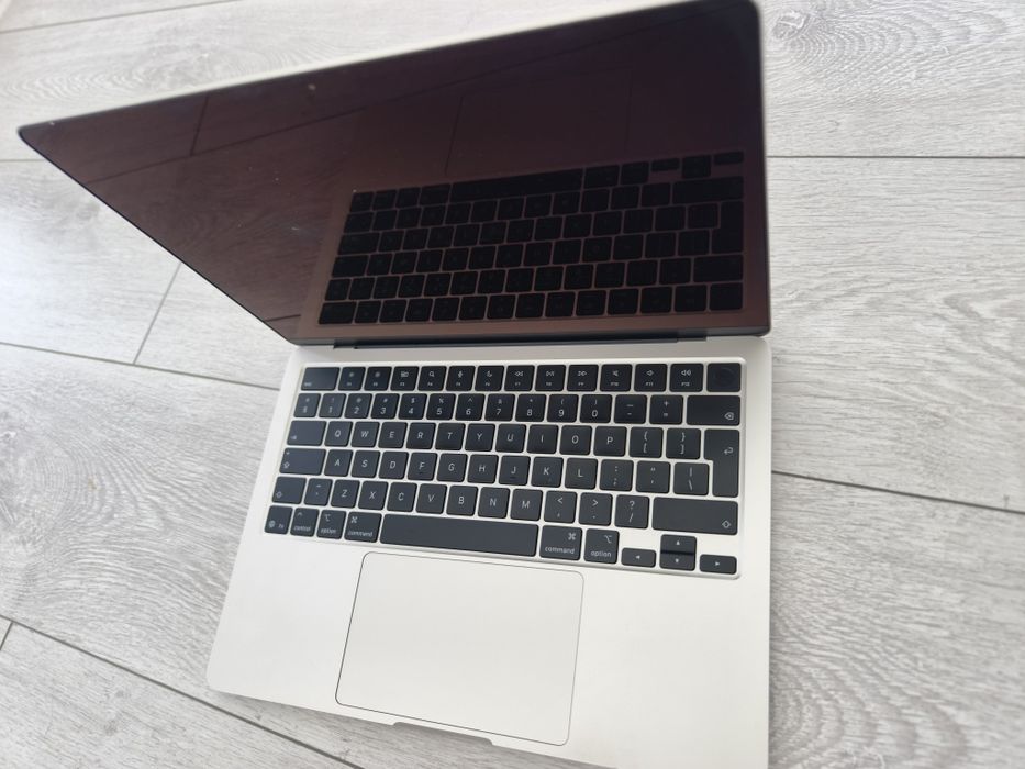Macbook Air M4 2025 Argintiu  16Gb, 256Gb, garanție producător 17 Luni, impecabil, nefolosit, baterie 100%