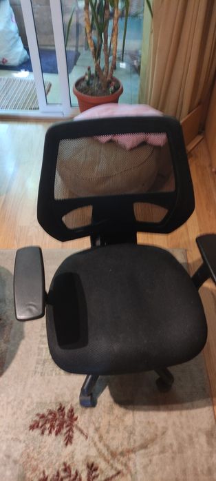 Черен ергономичен стол