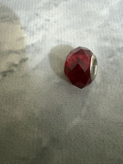 Серебряный шарм красный
