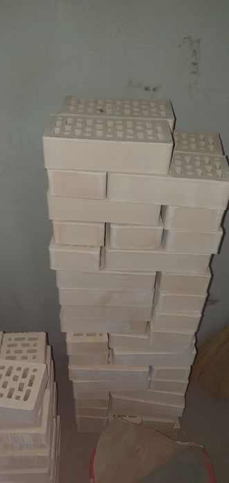 Астана ул.А.Бокихана 25в продам кирпичи и мешок цемента
