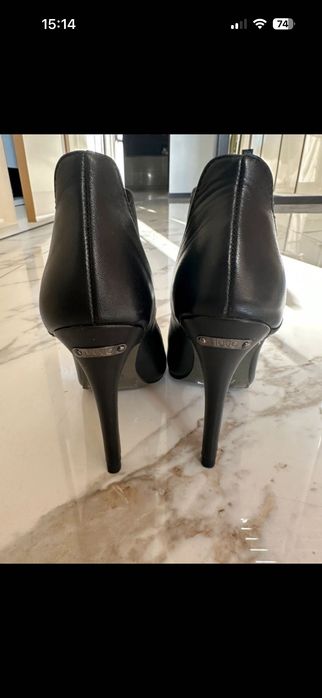 Vând sandale Liu Jo noi,mărimea 35