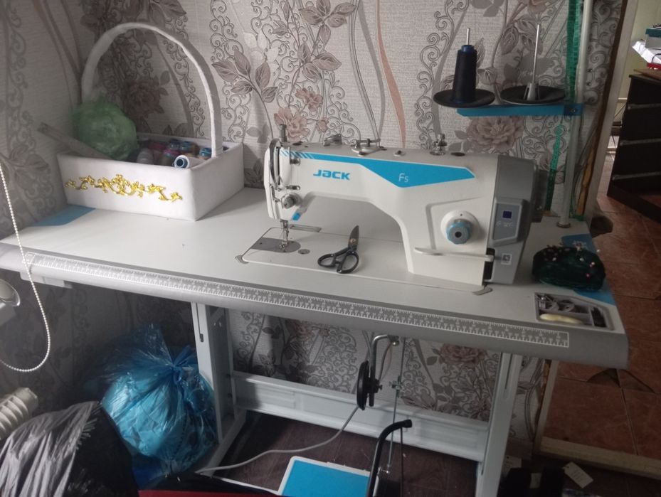 Швейная машинка jak.