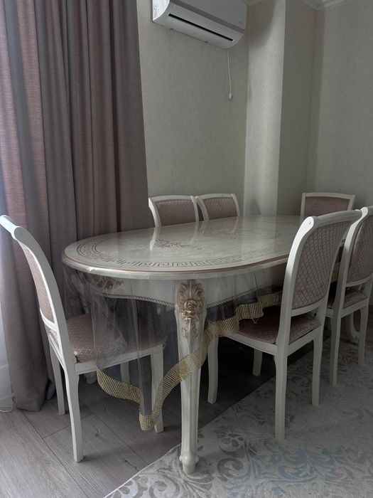 Выдвижной стол со стульями