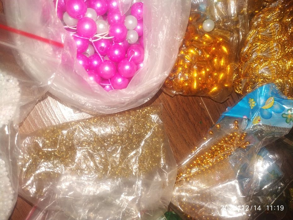 Тесьма,биссер,стразы,бусы все для шитья