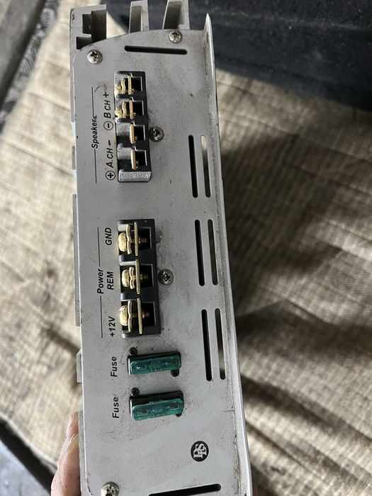 Продам сабвуфер с усилителем