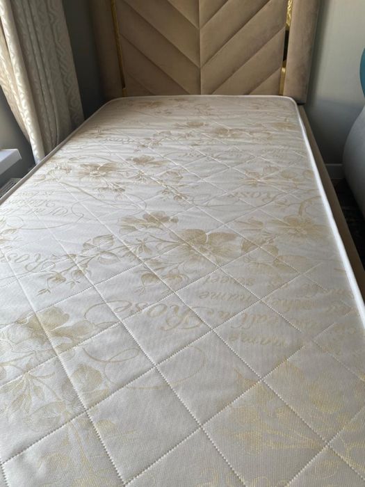 Продаетсч кровать с матрасом