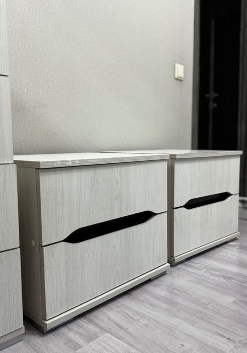 Комод и 2 тумбочки и зеркало