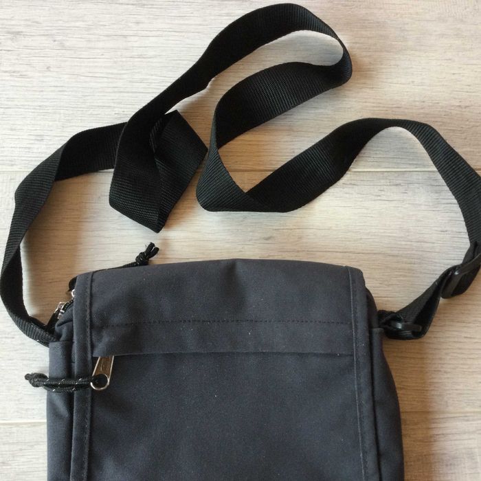оригинална мъжка тъмно сива маркова чанта за през рамо / shoulder bag EASTPAK от САЩ