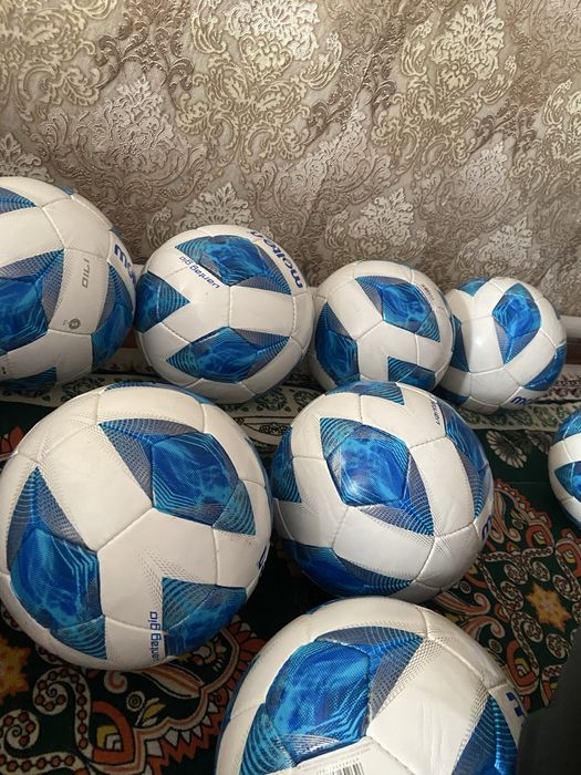 Футбольный мячии