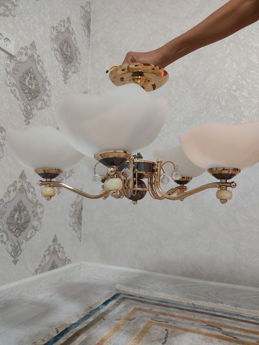 Одежда.люстра муз.центр