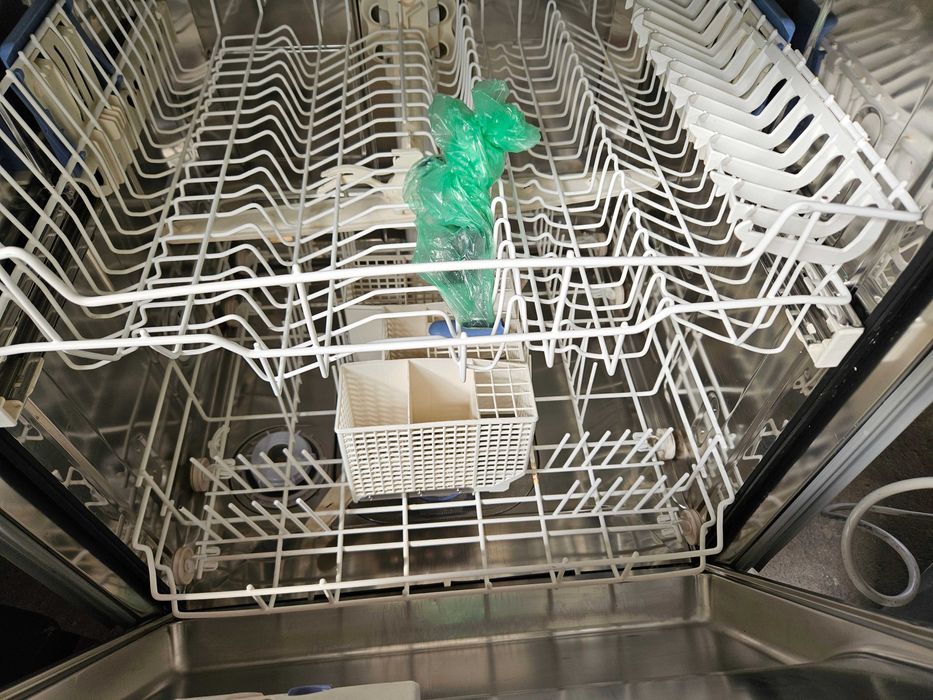 Продавам съдомиялна машина ADG 8315 IX Whirlpool внос от Нидерландия