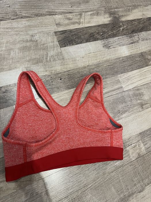 Бюстие Nike в цвят корал