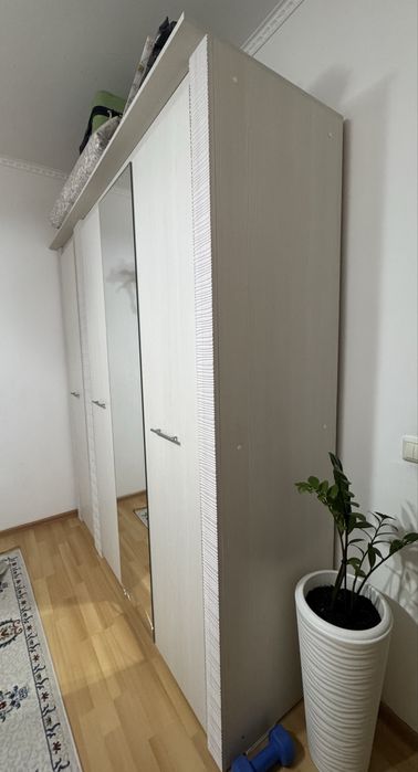 Белый шкаф 4-х дверный. Длина 2,47, ширина 93, высота 2,18 м.