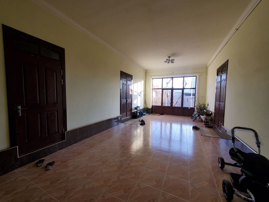 Pishiq gishtdan qirilgan uy 9 taxona 2 ta zal