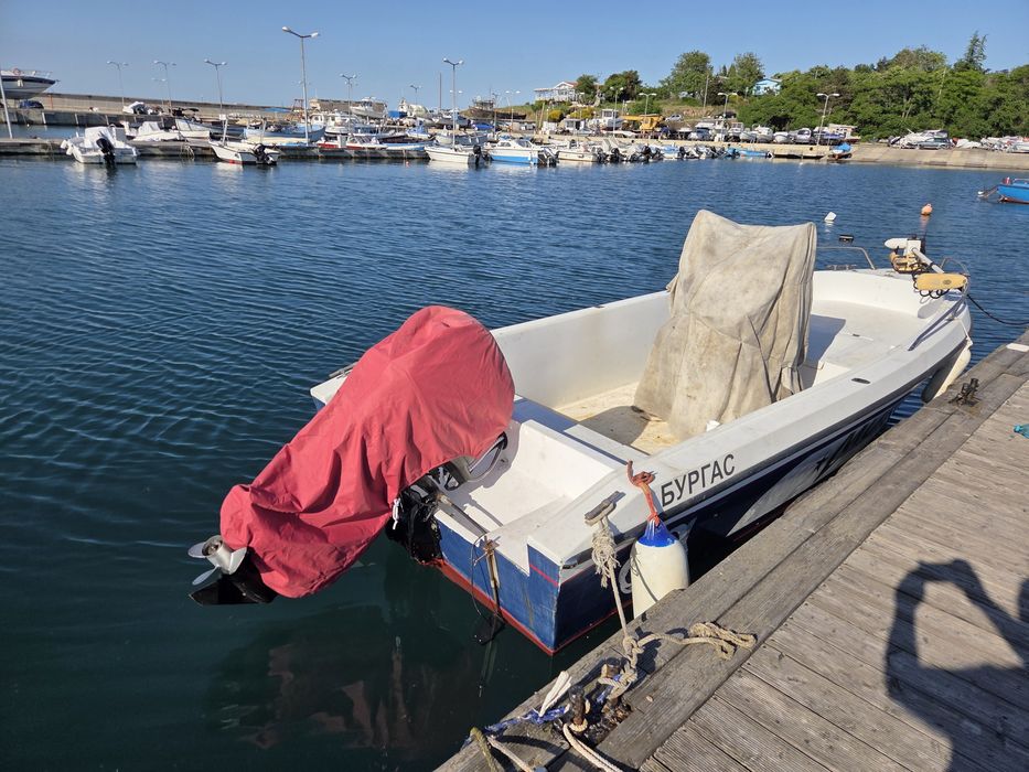 Лодка с двигател