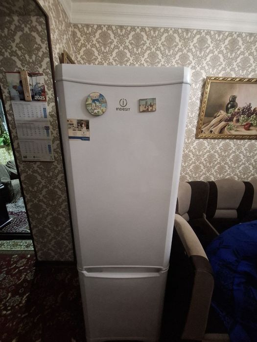 Продаётся холодильник Indesit состояние хорошие !!!