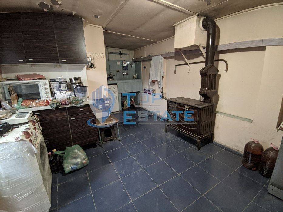 Тухлена обзаведена къща с магазин в село Сушица