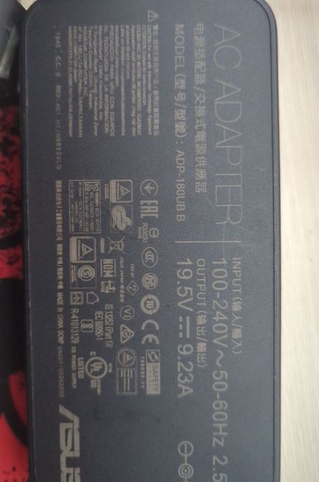 Defect-pe piese sau Laptop Gaming ASUS ROG Strix Scar II , VÂND URGENT , PREȚ NEGOCIABIL , am nevoie de bani