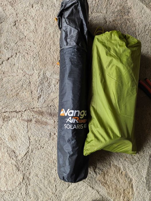 Части за надуваема палатка - три балона с дюзи и помпа за тях .