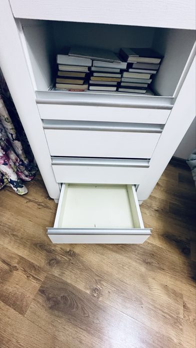 Раздвижной белый комод, с ручками.