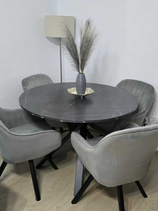 Vand masa rotunda living + scaune (se pot vinde si separat)