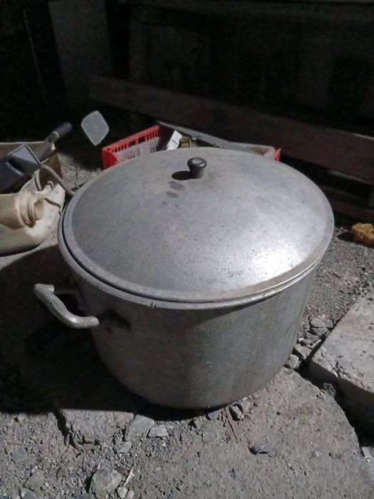 Кастрюлю чугунную продам