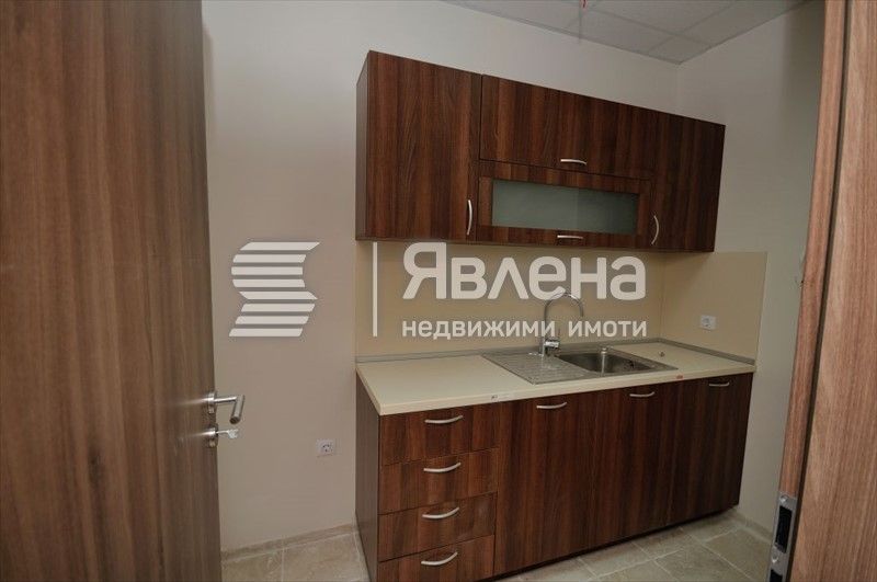 "Явлена" отдава хубав необзаведен офис