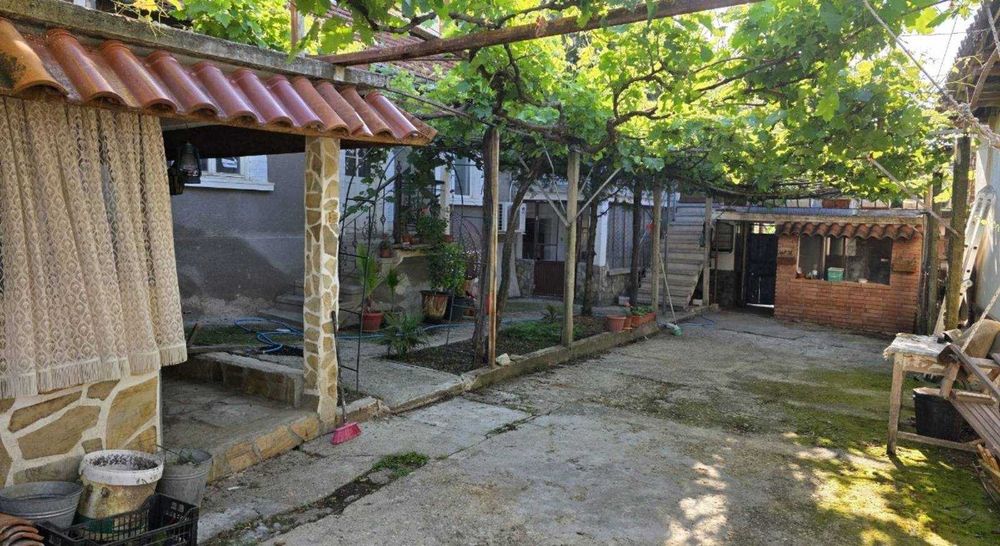 Къща 236 кв.м. с двор 592 кв.м. и 9 самостоятелни постройки в гр. Мъглиж