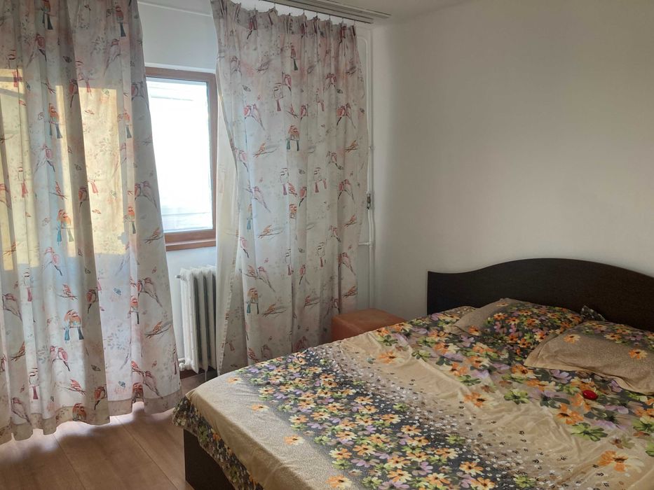 La 5 minute de metrou Eroii revolutiei si de parc Carol si Tineretului