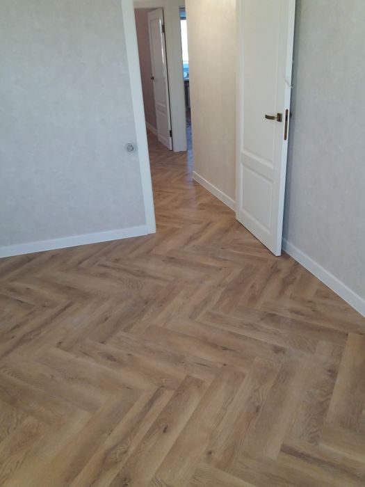 Ламинат, линолеум, плинтус. (Юрий)