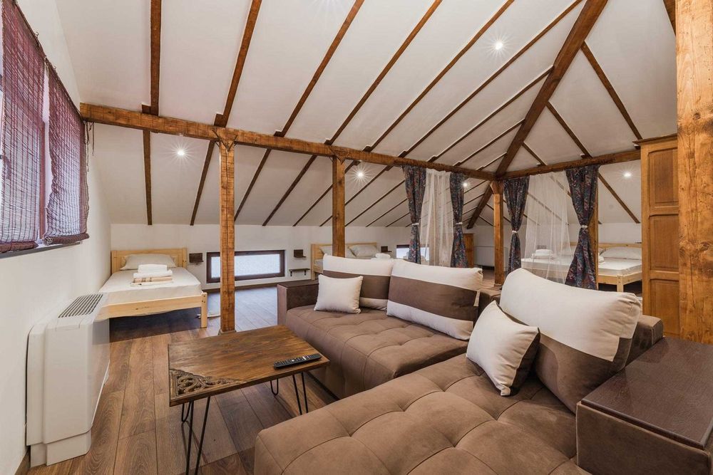 Луксозна къща с басейн, голям двор - парк, лятна веранда