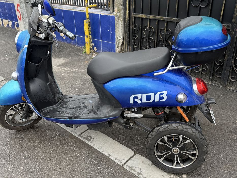 Triciclu electric cu trei roti