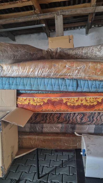 Продаю матрасы стулья столы двери