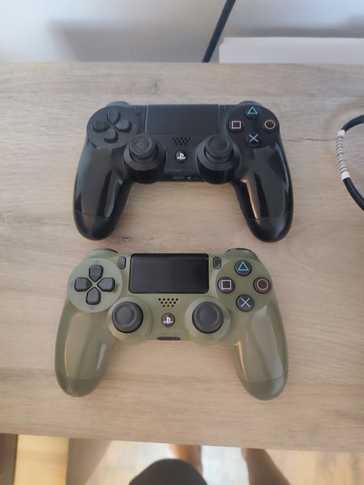 Продавам Playstation 4 с два контролера и една бонус игра