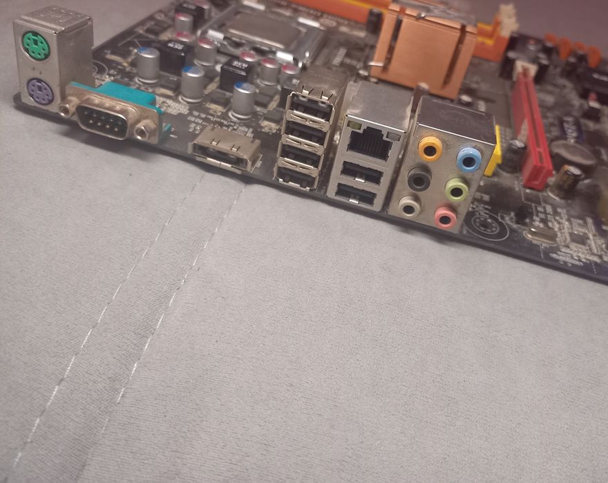 Материнская плата + Проц.
• Socket LGA775
• Чипсет Intel P45
•