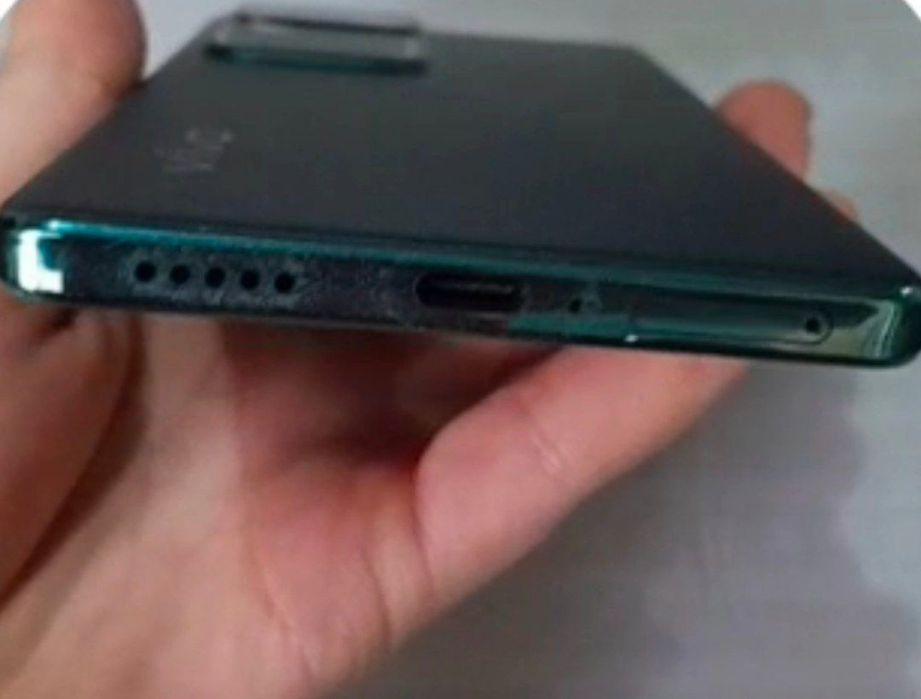 Vivo V30 kafolati bilan.Karopka dakument bor.20kun ishlatilgan.