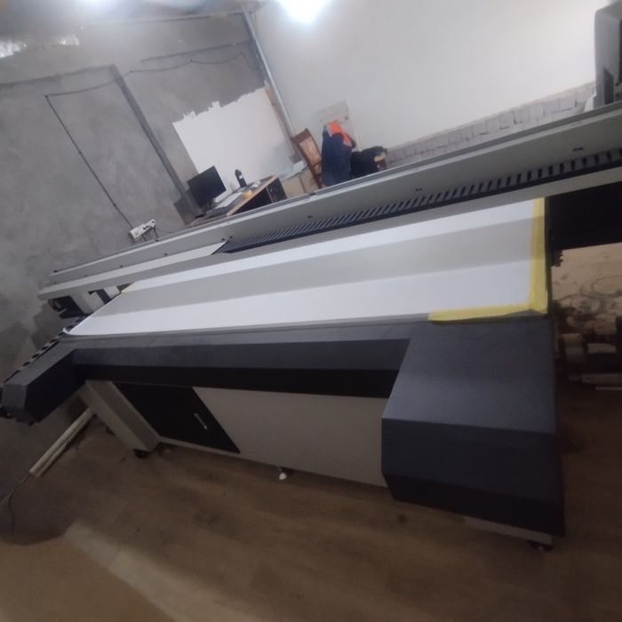 Yuqori tezlikdagi UV 2513 printer PVX doskali led chiroqli 2500×1300mm