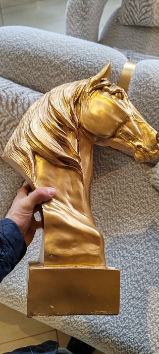 Vând statueta cal aurie