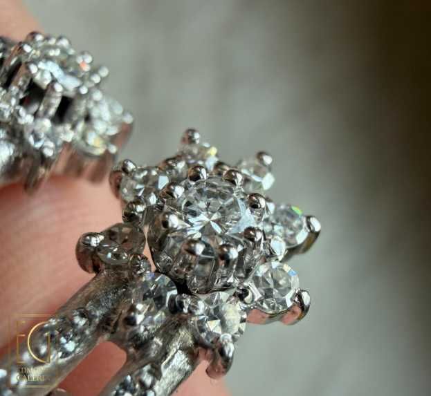 Pereche de cercei clips din aur alb, decorată cu diamante